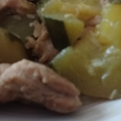 加賀太胡瓜ではないですが家庭菜園の採り忘れデカ胡瓜です。サラダより煮物の方が断然美味しかったです。ごちそう様でした！